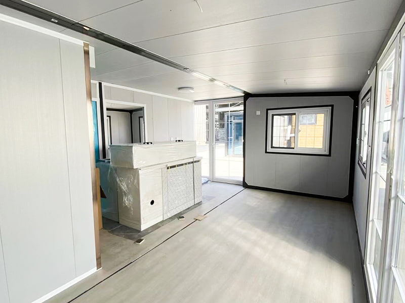 Utbyggbart containerrum med dubbla vingar