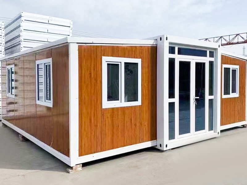 Utbyggbart containerrum med dubbla vingar